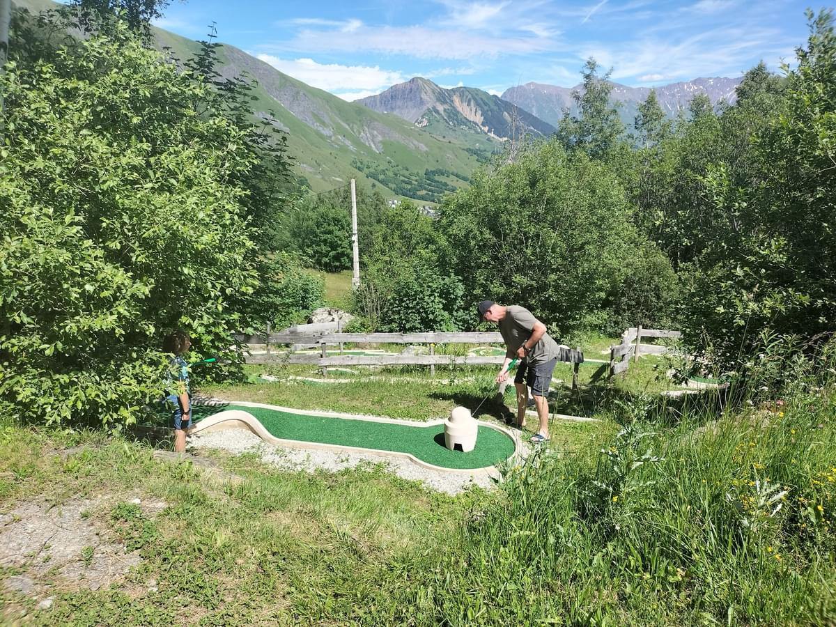 Minigolf met uitzicht op de vallei bij Domaine du Trappeur