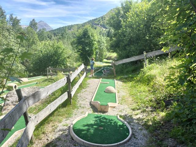 Minigolf met uitzicht op de vallei bij Domaine du Trappeur