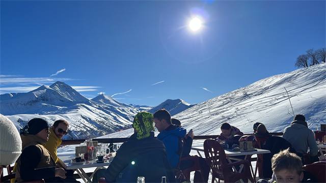 Lunchen op een terras aan de piste